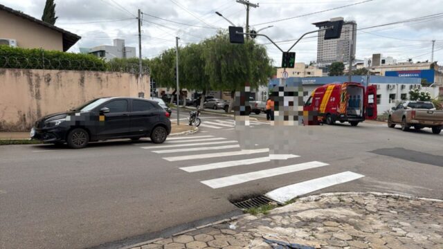 Motociclista fica ferido após avançar sinal e bater em carro em cruzamento de Catalão