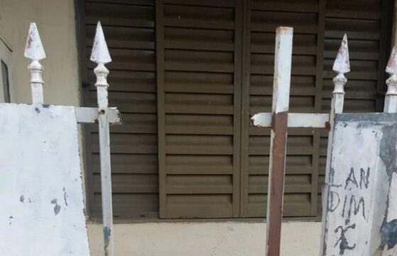 Homem fica com a perna presa em grade de portão e é resgatado pelos Bombeiros em Araguari