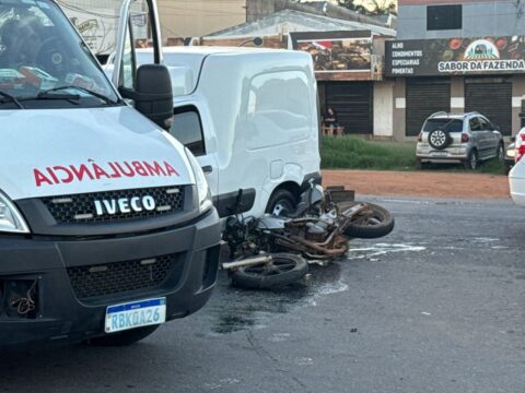 Homem fica gravemente ferido após colisão entre carro e motocicleta na GO-139, em Caldas Novas