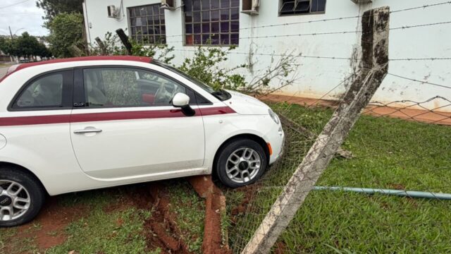 Motorista sai ilesa após veículo ter acelerador travado e atingir alambrado em Catalão