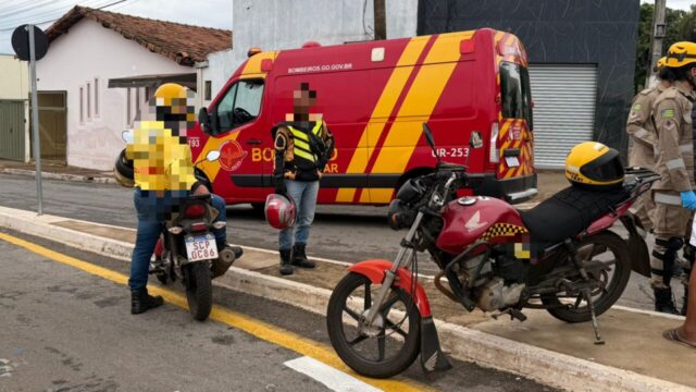 Condutor de moto e passageira saem ilesos após acidente no centro de Catalão