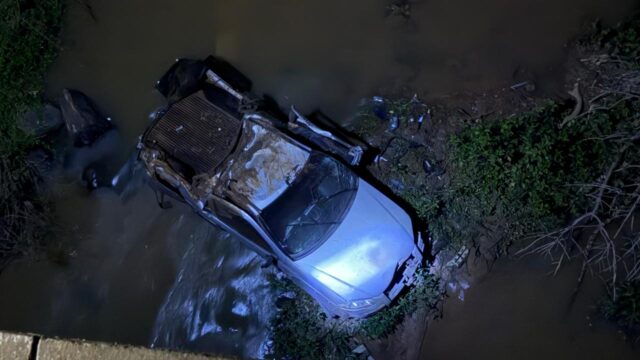 Motorista tem ferimentos leves após sair da pista e cair da ponte na GO-330, em Ouvidor