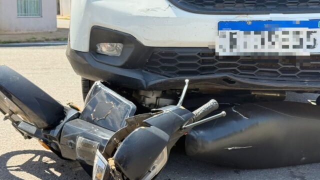 Motociclista fica ferida após moto parar debaixo de utilitário em acidente em Catalão