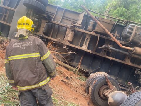 Caminhão tomba na BR-050, em Araguari, após falha mecânica, mas motorista não se fere