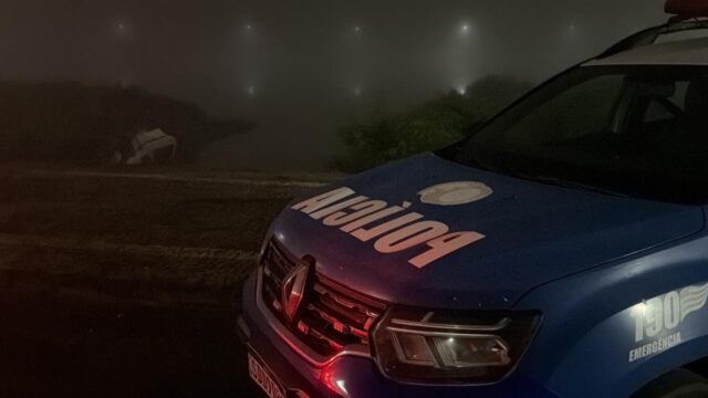 Carro cai em represa e deixa cinco feridos em Catalão; motorista é preso por embriaguez ao volante