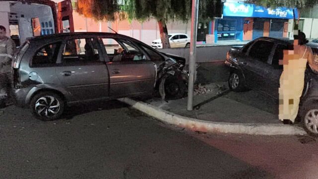 Três pessoas ficam feridas em grave acidente de trânsito no centro de Catalão