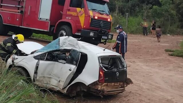 Motorista fica ferido após perder o controle da direção e bater em poste na Avenida Universitária, em Caldas Novas