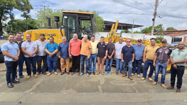 Três Ranchos recebe motoniveladora zero km para reforçar manutenção de estradas rurais