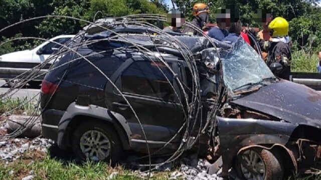 Motorista morre após carro sair da pista e bater em poste na GO-020, em Bela Vista de Goiás