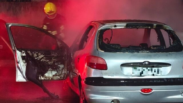 Incêndio destrói veículo de passeio durante a madrugada em Catalão