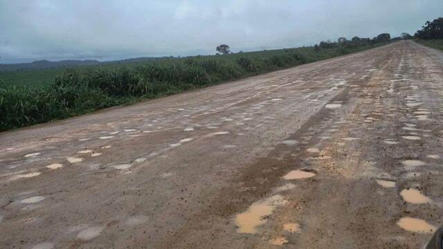 Trecho de 6 km sem asfalto na BR-352 causa transtornos em Abadia dos Dourados, no Triângulo Mineiro