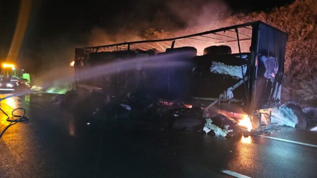 Incêndio em carreta e saída de pista com motorista inabilitado marcam fim de semana na BR-050