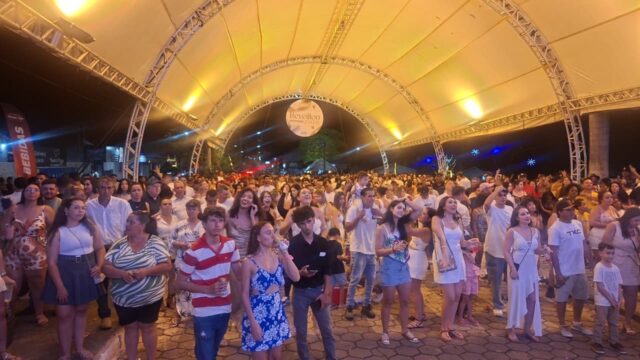 Réveillon em Três Ranchos reúne multidão e celebra chegada do novo ano com shows e queima de fogos
