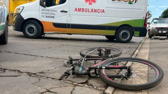 Ciclista fica ferida após colisão com porta de carro em Catalão