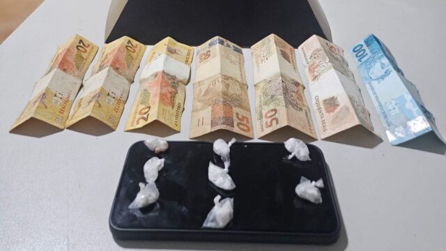 Homem é preso por tráfico de drogas após tentar fugir da PM em Abadia dos Dourados