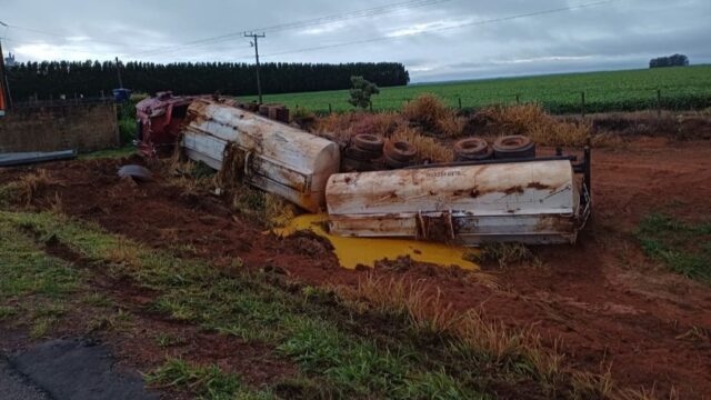 Carreta-tanque sai da pista e capota na BR-050, em Campo Alegre de Goiás