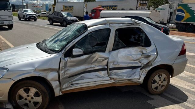Colisão entre carro e caminhão deixa quatro feridos na GO-139, em Caldas Novas
