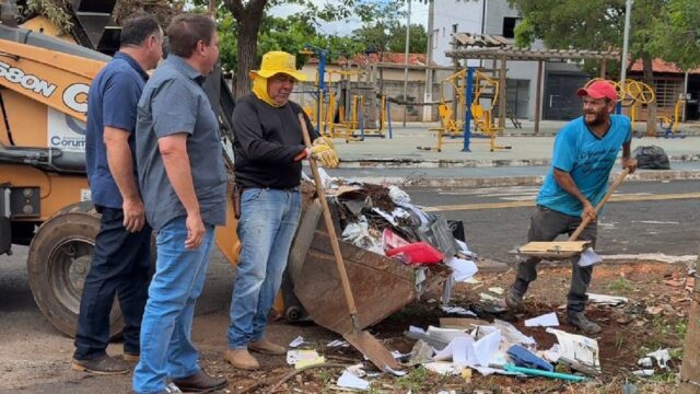 Prefeito Wísner Araújo e vice-prefeito Diogo Ferreira acompanham ações de limpeza urbana em Corumbaíba