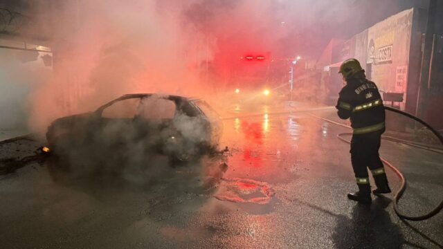 Incêndio destrói carro dentro de residência em Catalão durante a madrugada