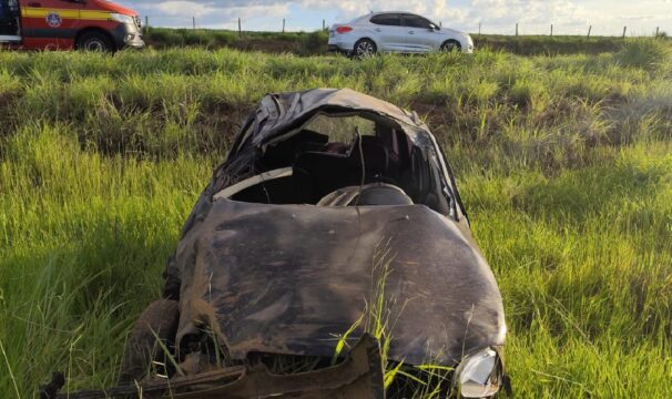 Motorista fica ferido após capotamento no anel viário sul de Uberlândia