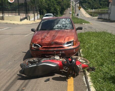 SAMU atende motociclista ferido após colisão com carro em cruzamento no Setor Universitário, em Catalão