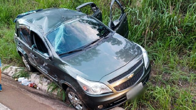 Carro sai da pista na GO-330, em Ipameri, e mobiliza Corpo de Bombeiros
