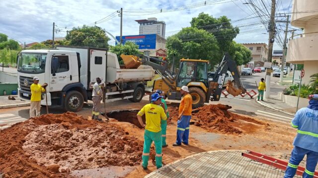 Rompimento em rede de drenagem interdita trecho da Avenida Raulina Fonseca Paschoal, em Catalão