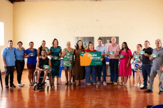 Cumari entrega cartões do Aluguel Social em parceria com o Goiás Social