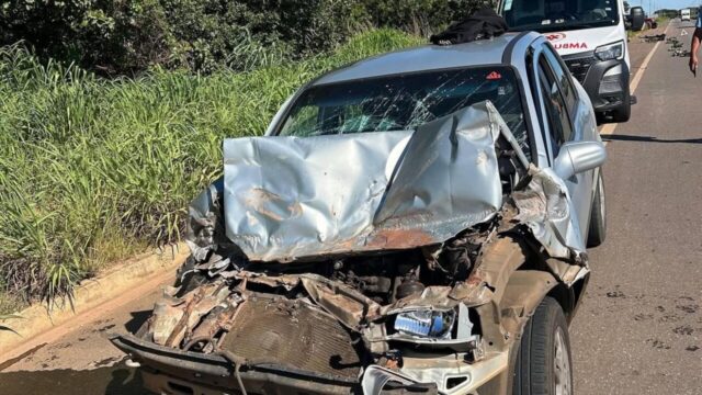 Colisão entre carro e caminhão deixa motorista ferido na GO-020, em Bela Vista de Goiás