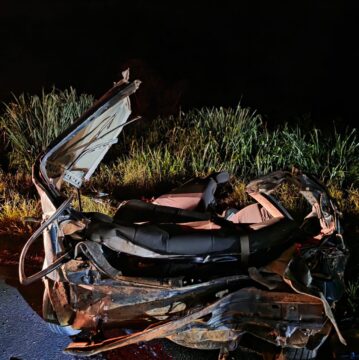 Colisão frontal entre carro e caminhão deixa quatro mortos na BR-364, em Goiás