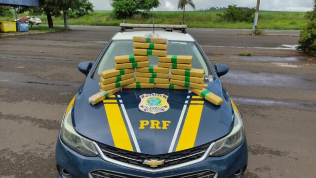 PRF apreende 20 kg de maconha em ônibus na BR-153, em Itumbiara