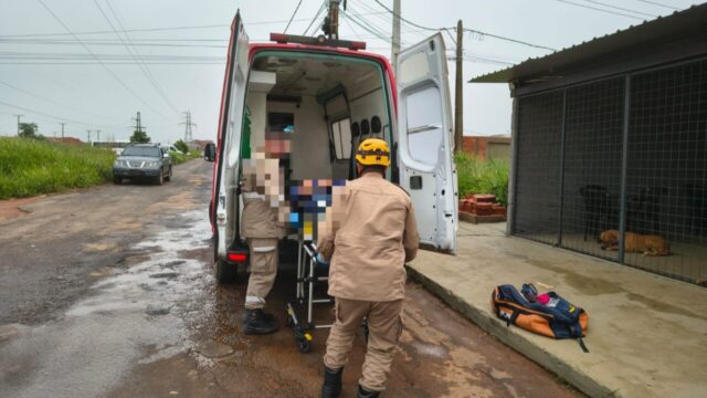 Homem fica ferido após colisão entre carro e moto em Catalão