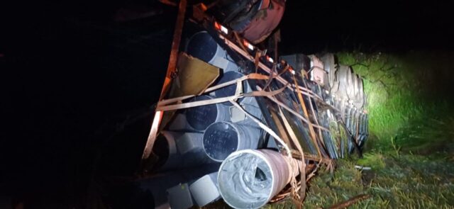 Caminhão capota na BR-050 e motorista fica ferido em Campo Alegre de Goiás