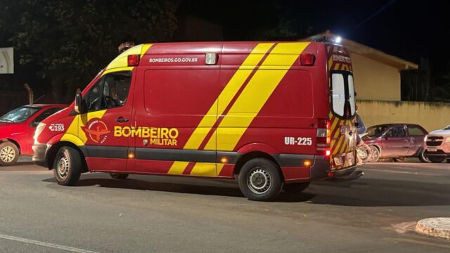 Motociclista fica ferido após acidente entre carro e moto em avenida de Catalão