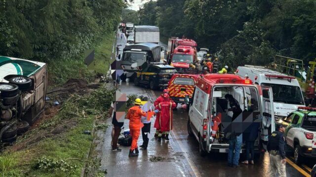 Bombeiros atuam em tombamento de ônibus na BR-153, próximo a Interlândia
