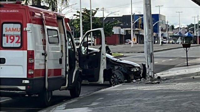 Carro colide com poste e deixa motorista ferido em Caldas Novas