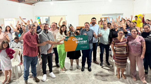 Prefeitura de Corumbaíba entrega cartões do programa "Pra Ter Onde Morar" – Aluguel Social