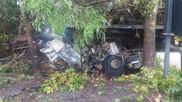 Saída de pista seguida de incêndio em caminhão deixa duas vítimas fatais na BR-153
