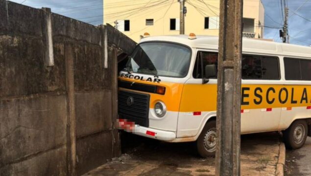 Kombi colide contra muro de residência no bairro Santa Terezinha, em Catalão