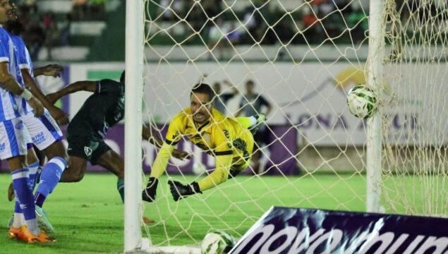 Jataiense e Crac empatam em 1 a 1 na estreia do Goianão 2026, com goleiro Cleriston salvando o Leão no Arapucão