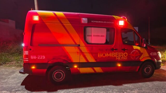 Motorista perde controle e atinge caçamba de entulho em rua de Catalão; mulher fica ferida