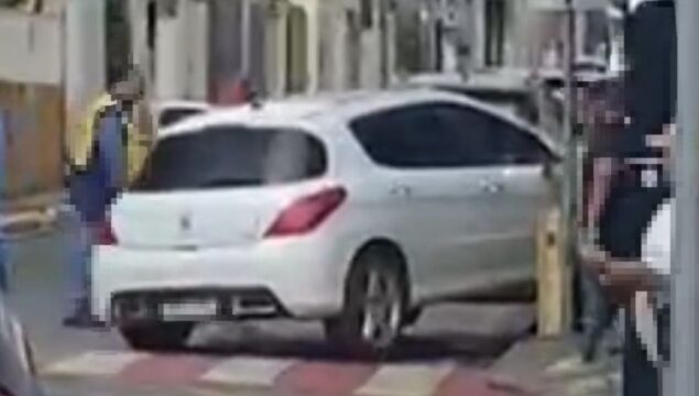 Mulher perde controle de carro e colide contra loja no centro de Catalão
