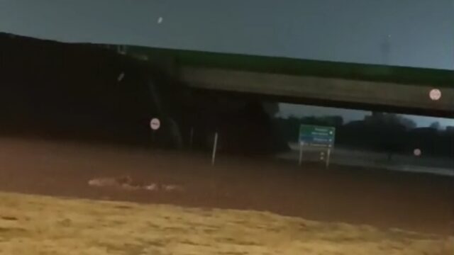 Viaduto do Portal Norte fica alagado após forte chuva e volta a ficar intransitável em Catalão