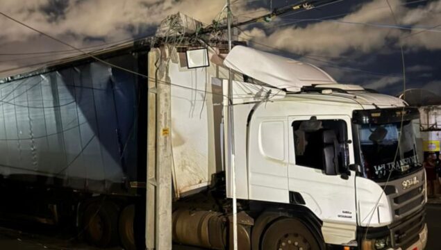 Carreta colide contra poste de iluminação pública em Catalão