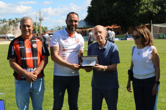 Abecat Ouvidorense homenageia Felicíssimo Sena no Estádio Luiz Benedito antes de jogo do Goianão 2026