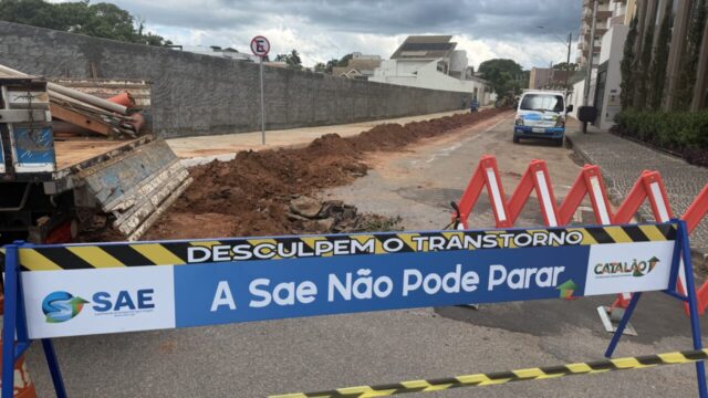 SAE realiza obra para solucionar entupimentos recorrentes na rede de esgoto no Lago das Mansões, em Catalão