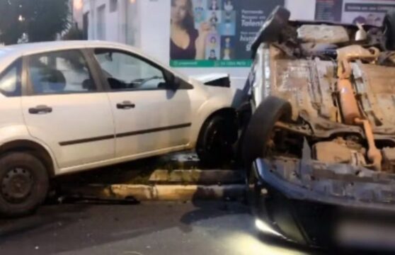 Carro capota após colisão em cruzamento no Centro de Uberlândia durante a madrugada