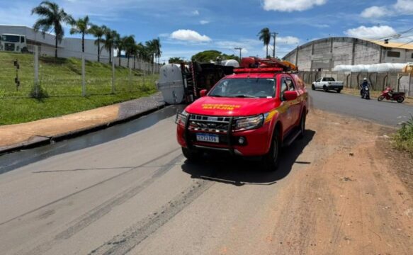 Carreta tomba em trevo no bairro Industrial e provoca derramamento de óleo vegetal em Uberlândia