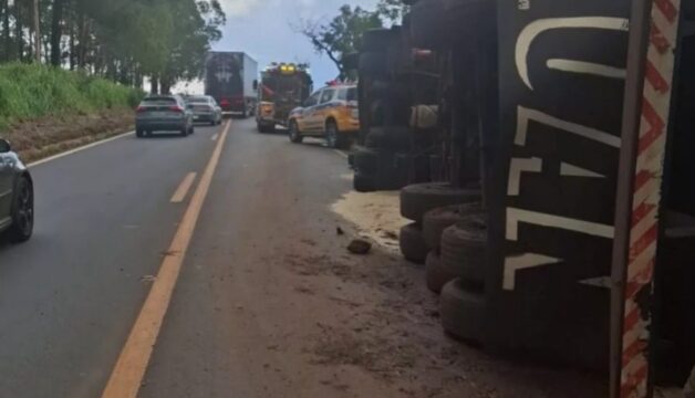 Caminhão carregado com arroz tomba e interdita totalmente a MGC-497, em Uberlândia