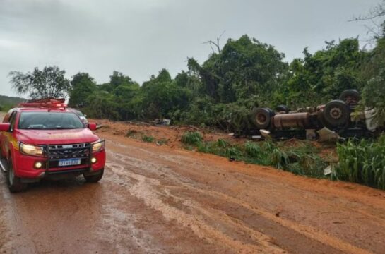Motorista morre após caminhão carregado com sorgo capotar na zona rural de Guarda-Mor